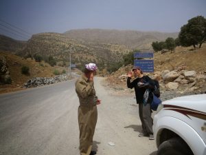 Rebecca salut soldat kurdistan irakien autostop